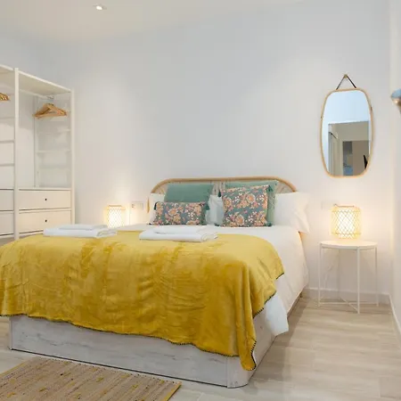 Arco Junto A La Catedral De Lejlighed