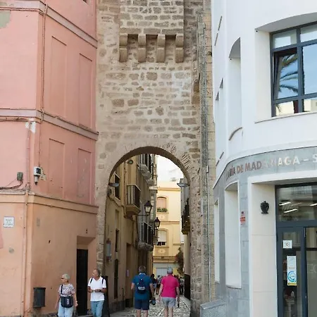 Arco Junto A La Catedral De Lejlighed