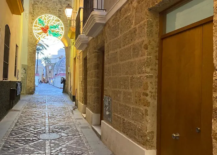 Arco Junto A La Catedral De Cadix