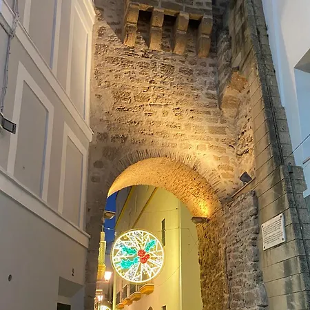 Arco Junto A La Catedral De *