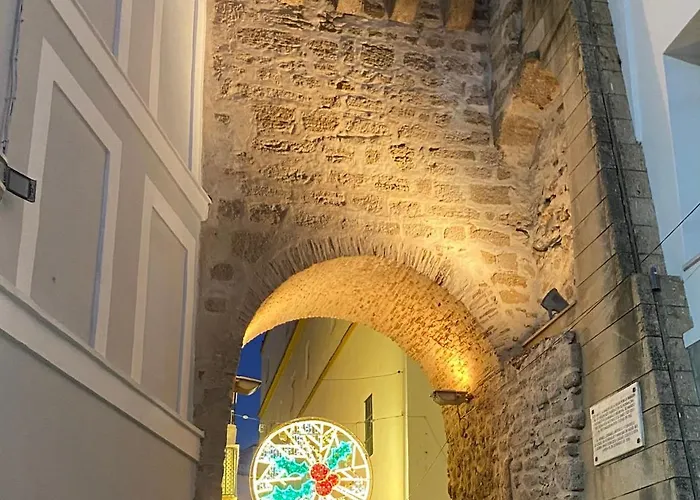 Arco Junto A La Catedral De *